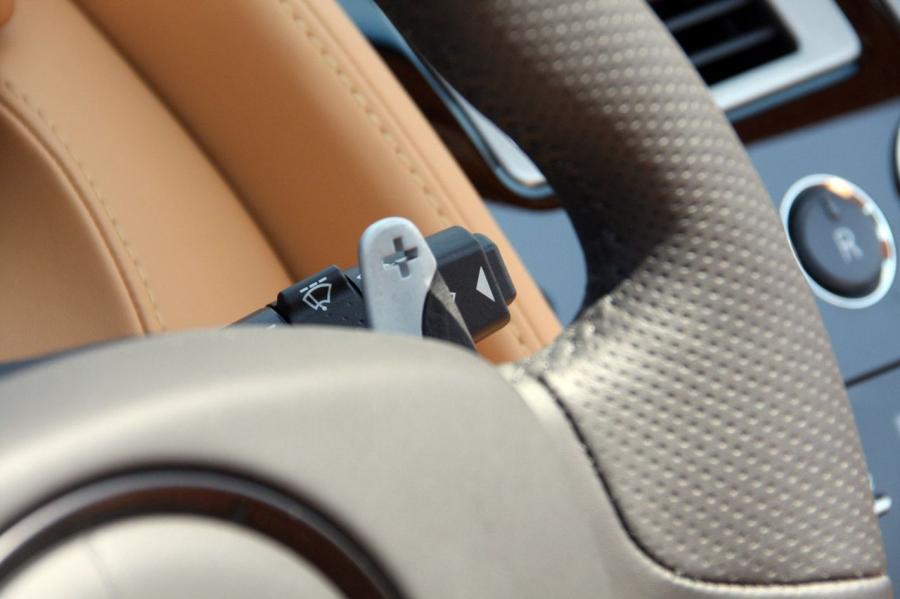 Детали интерьера Aston Martin DBS Volante 2009 года  (NA) (фото 15 из 31)